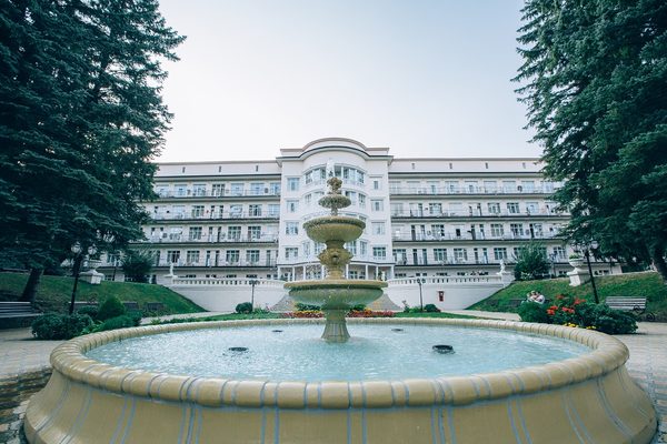 Главный корпус и фонтан на территории санатория «Центросоюз-Кисловодск» — фото 1