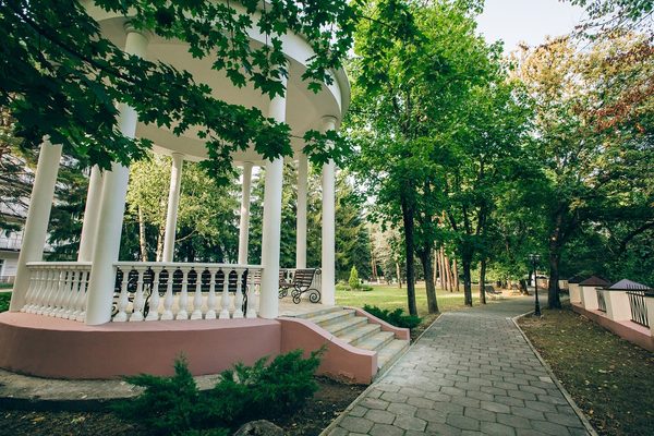 Беседка в парке санатория — фото 7