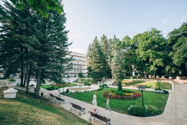 Корпуса санатория среди елей — фото 9
